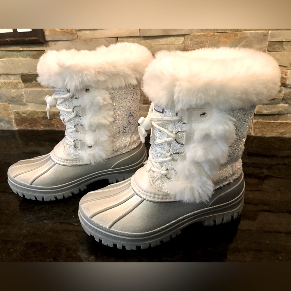 Girls size 3 London Fog white and silver glitter snow boots